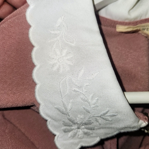 Flower a Feather Mauve Top With White Embroidered Collar And Jeweled Button M - Picture 10 of 16